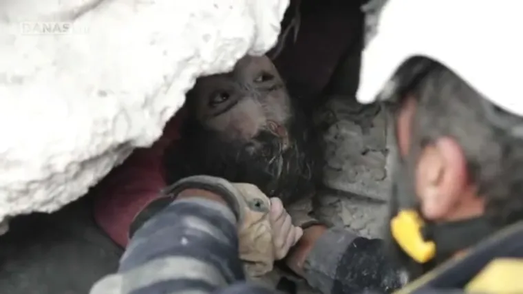 VIDEO Ovo je pogled života! Ispod smrvljenog betonskog bloka spasioci na&scaron;li malenu