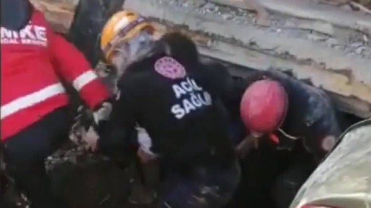 Curica zarobljena pod ruševinama šapnula nešto zapanjujuće jednom od spasioca