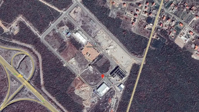 Izgradio ilegalno kontejnersko naselje pored tvornice i ondje smjestio svoje radnike: 'Okružuju ih otpad i smrad ribe'