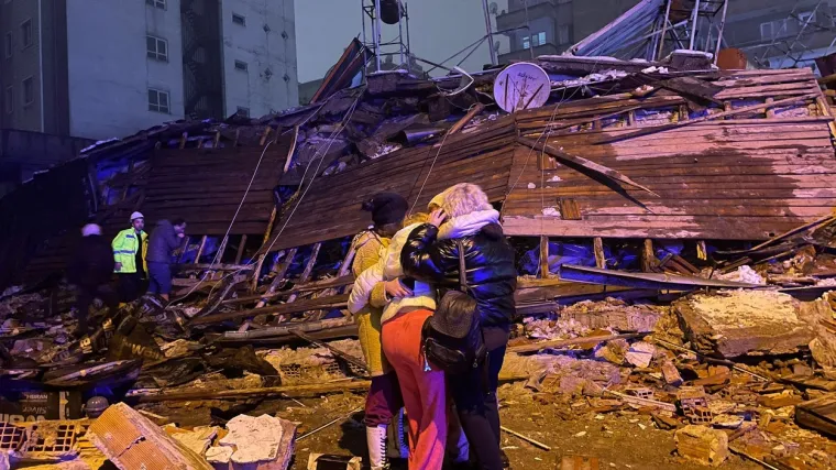 Dječak srpskog porijekla poginuo u potresu u Turskoj: U ru&scaron;evinama zgrade pronađeno tijelo osmogodi&scaron;njeg dječaka u majčinom naručju