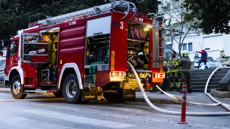 Požar buknuo u Utrinama, izgorjela tri auta: 'Eksplozije su se čule, vatra je bila posvuda!'