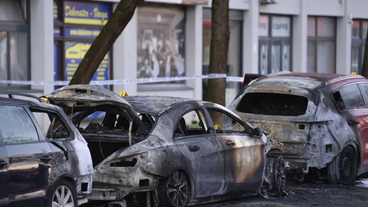 Zapalio se automobil u Novom Zagrebu pa vatrena stihija zahvatila jo&scaron; dva