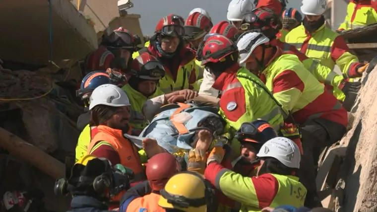 Val emocija nakon &scaron;to su spasioci izvukli ženu koja je 107 sati bila pod ru&scaron;evinama: 'Neopisiv osjećaj'