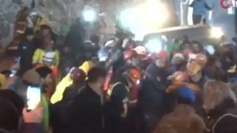 Dječaka izvukli nakon što je 119 sati bio ispod ruševina, mnogi su primijetili jedan detalj: 'Vjerujemo u čuda'