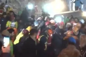 Dječaka izvukli nakon što je 119 sati bio ispod ruševina, mnogi su primijetili jedan detalj: 'Vjerujemo u čuda'