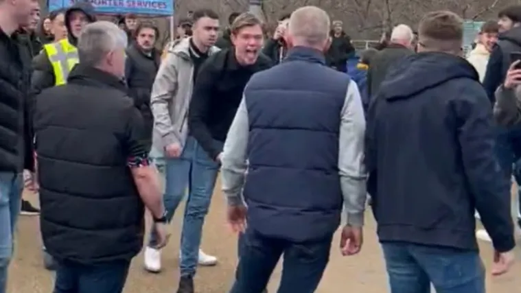 Navijač Chelseaja provocirao navijače West Hama: Zavr&scaron;io je nokautiran i u kolicima