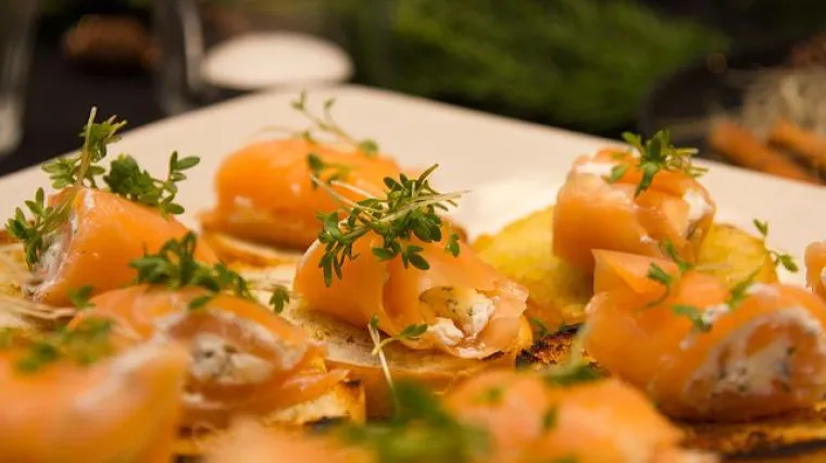 Recept kako se rade kanapei od lososa