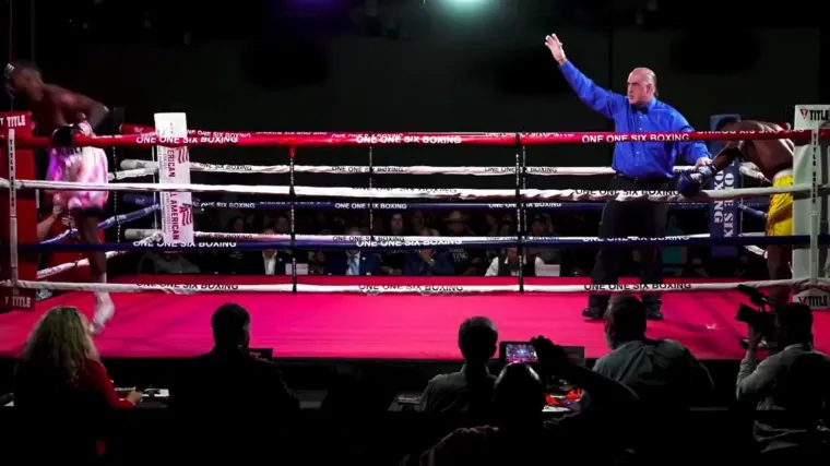 &Scaron;okantan zavr&scaron;etak meča: Boksač se ispovraćao u ringu nakon udarca u trbuh od kojeg se diže želudac