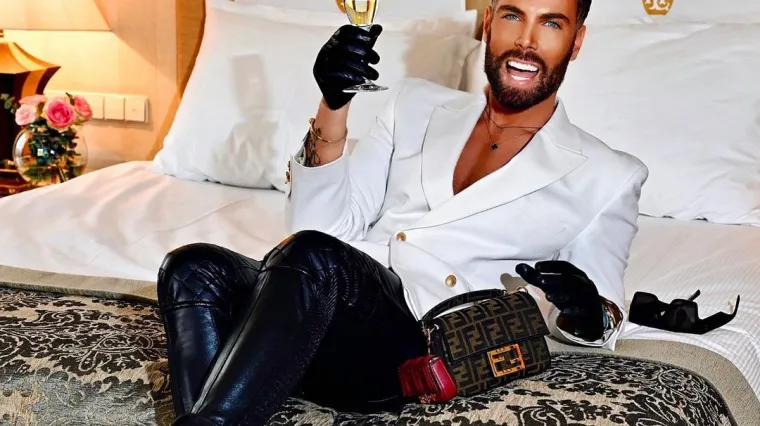 Marko Grubnić zauzeo pozu na krevetu, a od dečka za Valentinovo dobio ruže i 'medeni' buket