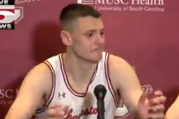 Naš košarkaš u SAD-u prekinuo konferenciju za medije i počeo pričati na hrvatskom: 'Baba, hvala što moliš boga za mene...'