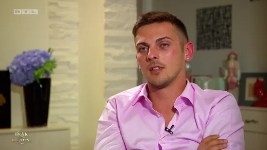 Nakon drame s Petrom, Darijo odlazi spavati kod Saše u hotel