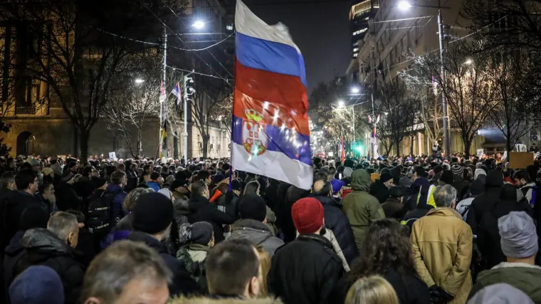 Prosvjednici u Beogradu prozivaju Vučića za izdaju, probili ogradu i krenuli prema Predsjedni&scaron;tvu