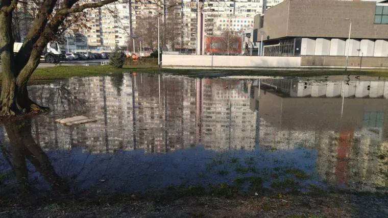 Prizori kaosa u Novom Zagrebu: Puknula cijev u Travnom, dio je kvarta poplavljen, brojni građani ostali bez vode