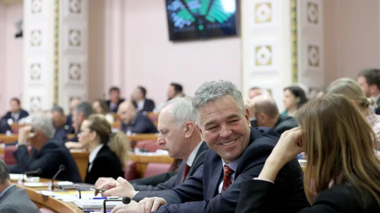 Jel' znate tko je ovaj tip? Bio je apsolutna zvijezda današnjeg glasovanja, nećete vjerovati što mu je dobacio Jandroković