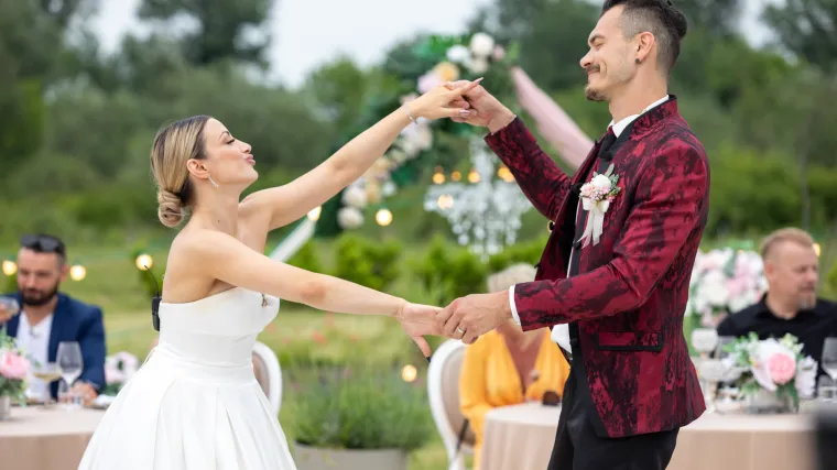 Kreativnost joj nije jača strana pa je za svoje zavjete na vjenčanju koristila stihove Zdravka Čolića: 'I u ovom trenutku mogu ti obećati sve...'