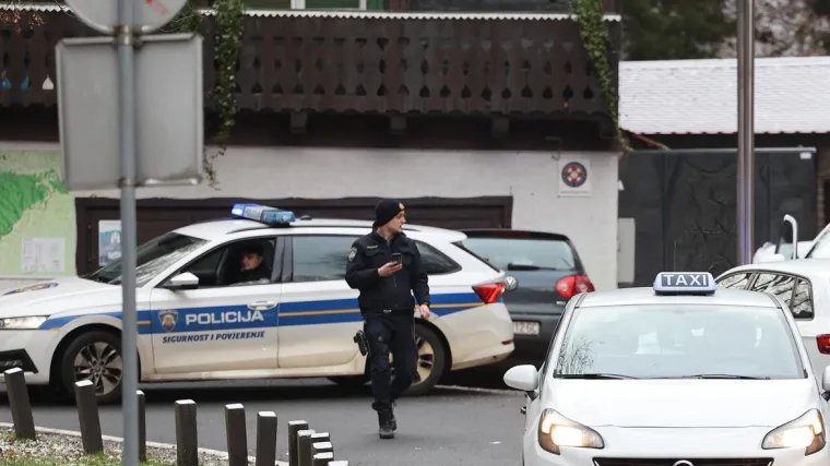 Vozač (63) te&scaron;ko ozlijeđen u prevrnutom autu na A1. U njega se zabio vozač auta iz Rijeke