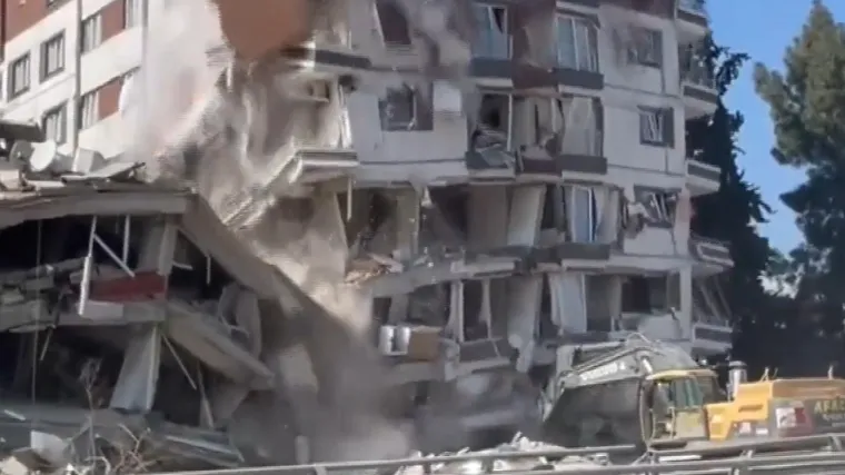 Izbjegao smrt za dlaku: Radio na čišćenju ruševina, a onda se zgrada srušila kao kula od karata