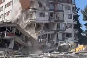 Izbjegao smrt za dlaku: Radio na čišćenju ruševina, a onda se zgrada srušila kao kula od karata