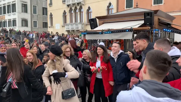 Karneval u Veneciji na balkanski način: Turisti zaplesali Linđo i Užičko kolo