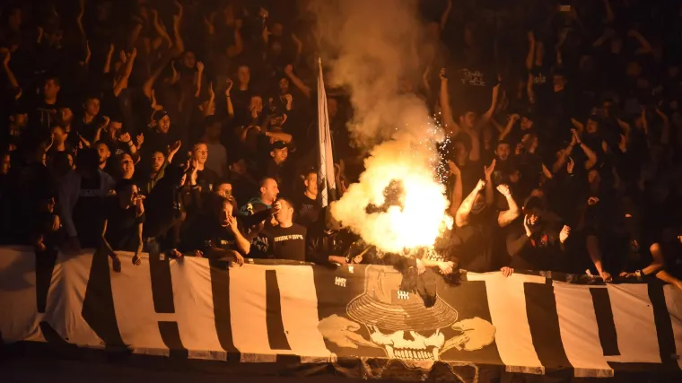 Kaos na derbiju Partizana i Zvezde: Igrači preko mikrofona smirivali navijače, a unuk predsjednika Zvezde rasplakao se nakon skandiranja