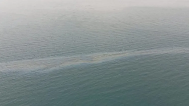 Ogromna mrlja na moru kod riječke rafinerije, oglasila se Ina: 'Nije isključeno da je posljedica potresa na Krku'