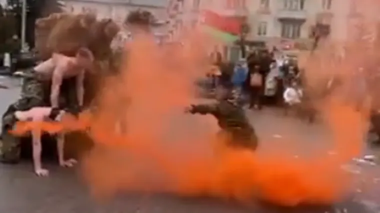 S bjeloruskim vojnicima sprda se čitav svijet: Planirali su održati pokaznu vježbu, ali sve se pretvorilo u neviđeni cirkus!