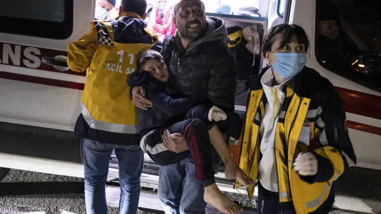 Troje mrtvih u novim potresima: "Ispred nas zidovi su se ru&scaron;ili. Kao da se zemlja otvara da nas proguta"