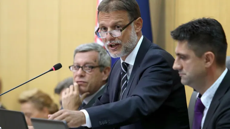 Jandrokovića uzrujalo jer su premijera u Saboru nazvali 'AP' pa odredio stanku: 'Nemojte to raditi, nepristojno je i nekorektno...'