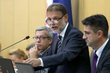 Jandrokovića uzrujalo jer su premijera u Saboru nazvali 'AP' pa odredio stanku: 'Nemojte to raditi, nepristojno je i nekorektno...'