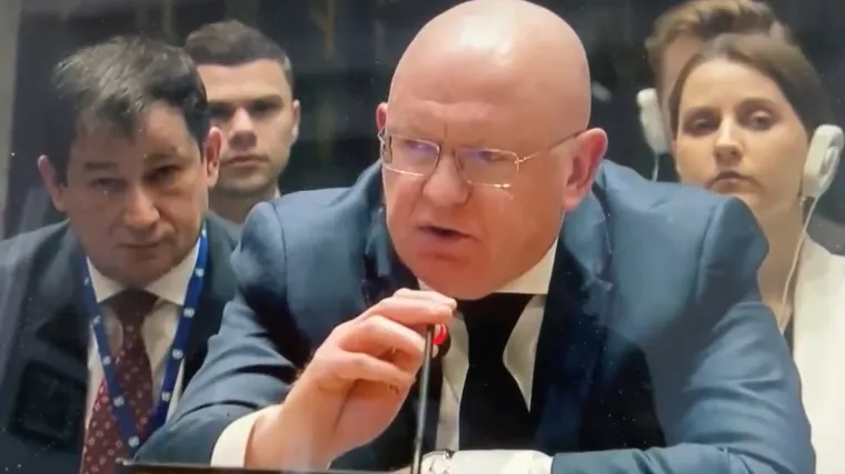 Nebenzija, kako te nije sram?! Pogledajte &scaron;to je ruski veleposlanik pri UN-u izveo tijekom minute &scaron;utnje za žrtve agresije