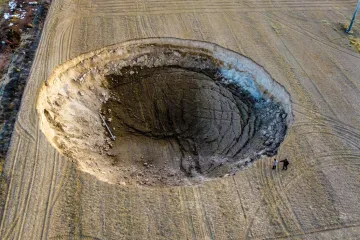 U Turskoj se otvorio divovski krater dubok 12 metara: 'Bili smo na području gdje se pojavila rupa, treslo se i dok smo je mjerili...