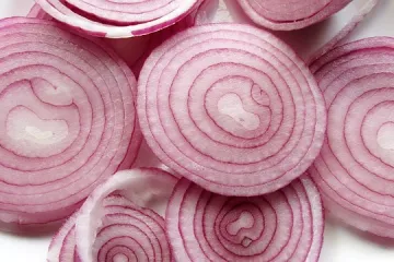 Kako se priprema dinstani luk kao prilog?