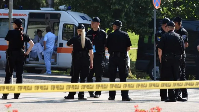 U te&scaron;koj prometnoj nesreći kod Mostara jedna osoba poginula, tri policajca ozlijeđena