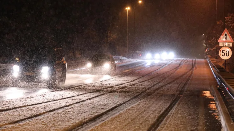 Crveno upozorenje na snazi, navala na prihvatne centre, velika borba na terenu: HGSS se probija do zaglavljenih u snijegu