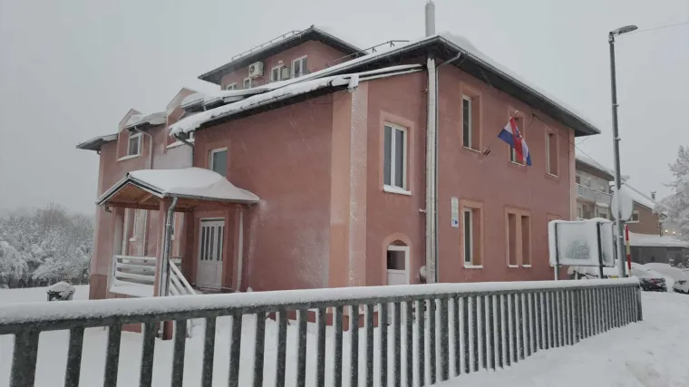 Ljudi već pristižu u prihvatilišta. Načelnik Gračaca: 'Pripremili smo i vreće za spavanje...'