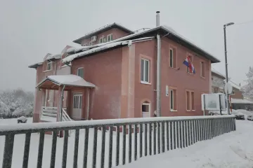 Ljudi već pristižu u prihvatilišta. Načelnik Gračaca: 'Pripremili smo i vreće za spavanje...'