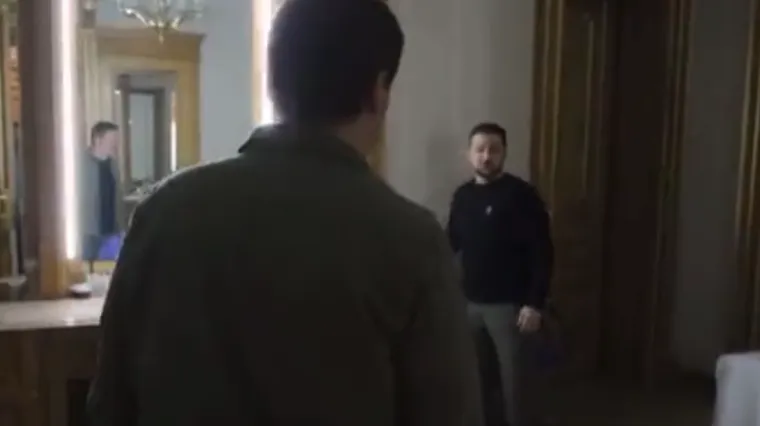 Zelenskij pokazao svoj privremeni ratni smještaj; Iz ormara izvadio civilno odijelo i poslao snažnu poruku