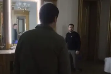 Zelenskij pokazao svoj privremeni ratni smještaj; Iz ormara izvadio civilno odijelo i poslao snažnu poruku