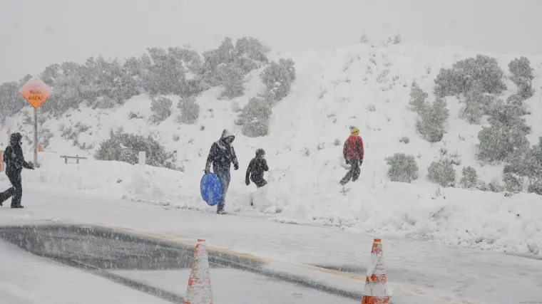 Kaliforniju pogodila snažna oluja. Stanovni&scaron;tvo bez struje, zatvorene autoceste