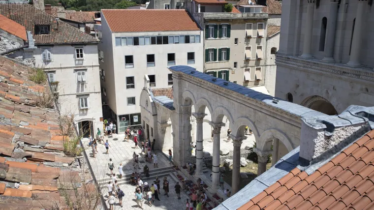 Turist (73) iz Belgije preminuo na splitskom Peristilu: Čekaju se nalazi obdukcije
