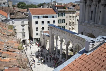 Turist (73) iz Belgije preminuo na splitskom Peristilu: Čekaju se nalazi obdukcije