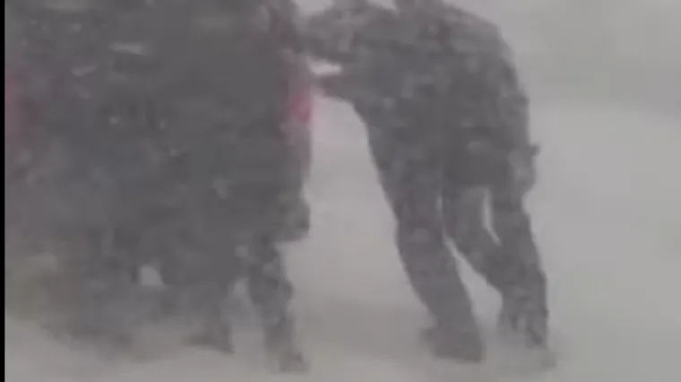 VIDEO Put iz noćne more: Ovako se Torcida probija kroz snijeg prema Zagrebu, zapela i policija