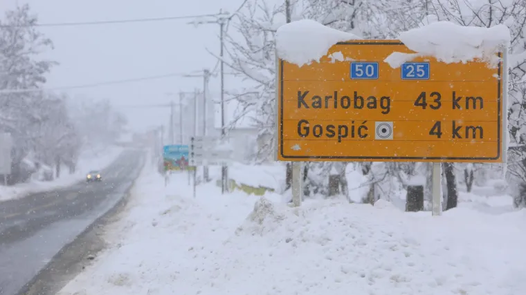 Predivna gesta mlade policijske vježbenice: U svoj dom primila dvomjesečnu bebu i roditelje koji su ostali zarobljeni u mećavi