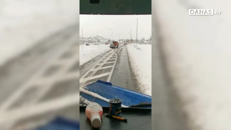 VIDEO Probijen Sveti Rok, uz policiju se vozi prema Dalmaciji. U Gračacu se stvara nova kolona