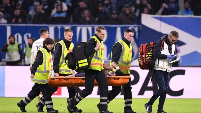 Nakon tromjesečne pauze vratio se na teren pa utakmicu zavr&scaron;io na nosilima: 'Njegova sezona je gotova'