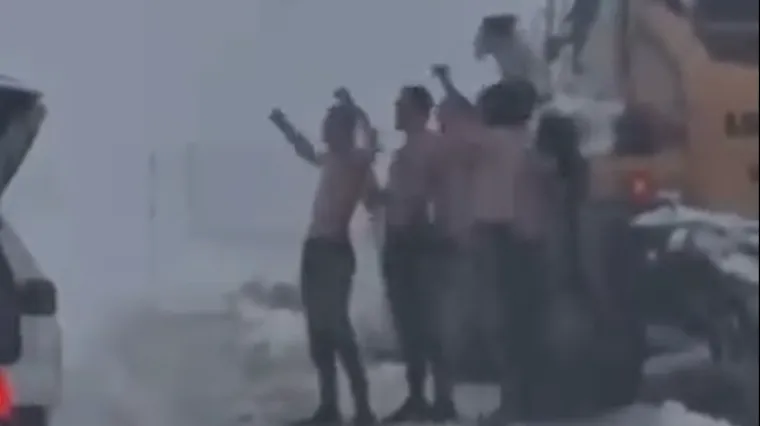 VIDEO Dok snijeg pada navijači Hajduka goli do pasa pjevaju navijačke pjesme