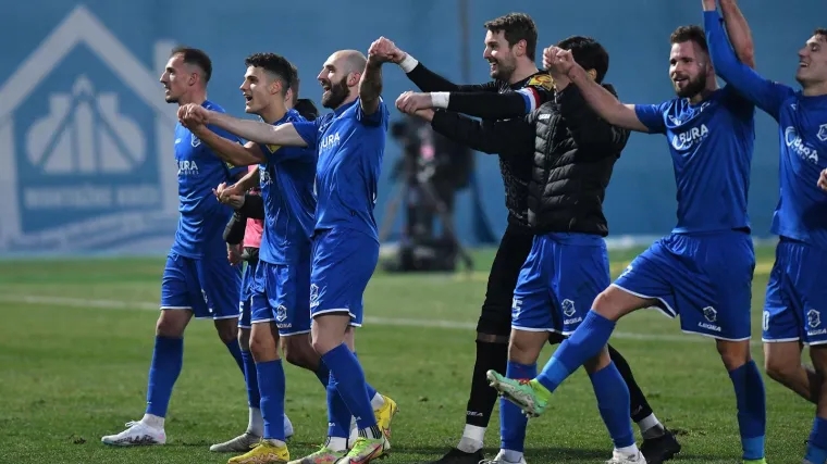 NAVIJAČKA GALERIJA Torcida poslala 'mangupsku' poruku igračima, Boysi istaknuli sliku blaženika