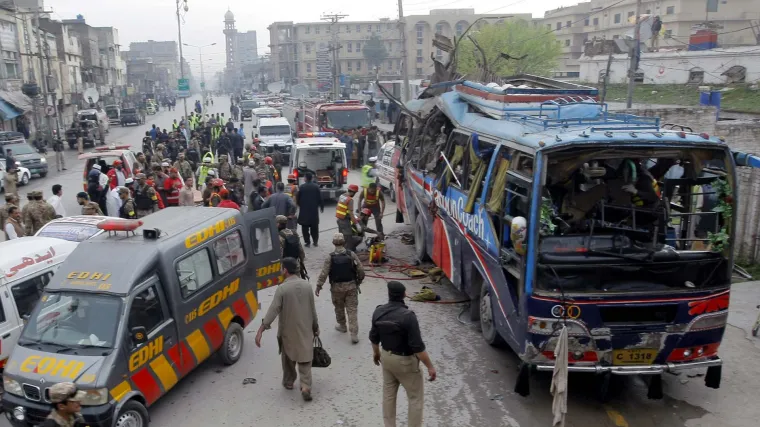 Bomba&scaron; samoubojica zabio se u policijski kamion: Poginulo 9 policajaca, ranjeno 13