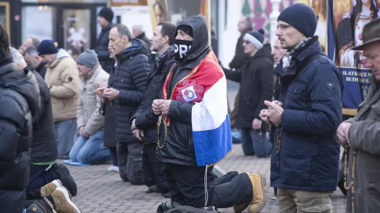Katolička teologinja 'oprala' klečavce na trgovima: 'Molite se vi dečki za sebe, a pustite žene na miru!'