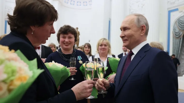 Putin nagrađivao žene pa ponovio svoju neuvjerljivu teoriju: 'Suočavamo se s izravnim prijetnjama, &scaron;titimo budućnost na&scaron;e zemlje'